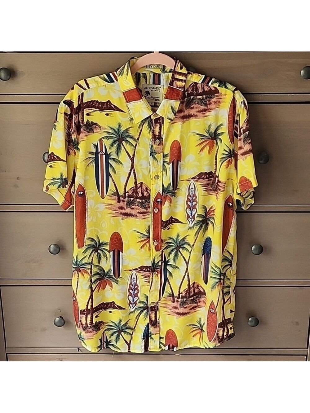 MEN'S HAWAIIAN SHIRT SIZE LARGE, EASY CARE BYE, ALEX VANDO.